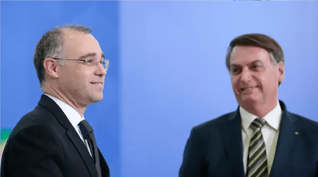 Presidente Bolsonaro comemora relatoria de André Mendonça em pautas de gênero