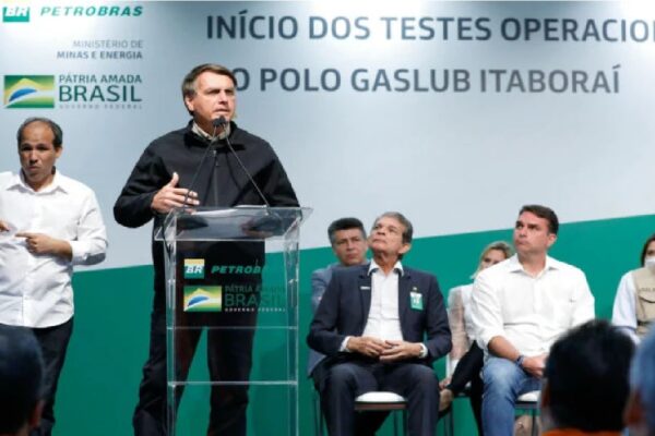 "Querem voltar à cena do crime", diz Bolsonaro ao criticar PT e Lula