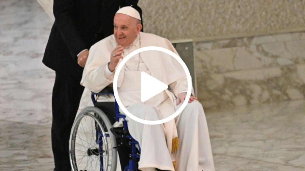 pela-primeira-vez-papa-francisco-aparece-utilizando-cadeira-de-rodas-em-publico-veja-o-video